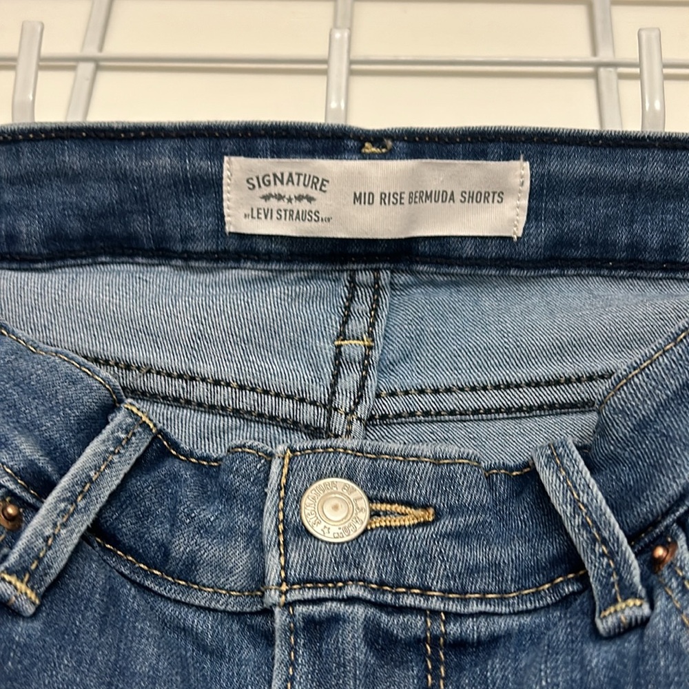 Levi’s Mid Rise Bermuda Shorts - Picture 5 of 7
